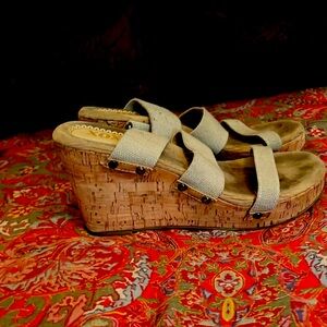 Khaki strapless wedges